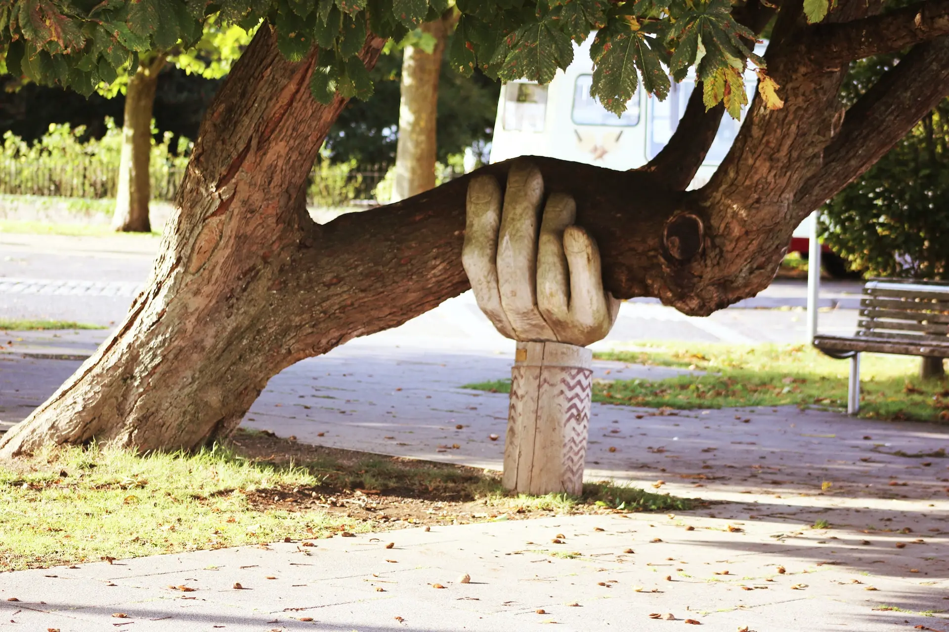 Skulptur som håller upp trädgren