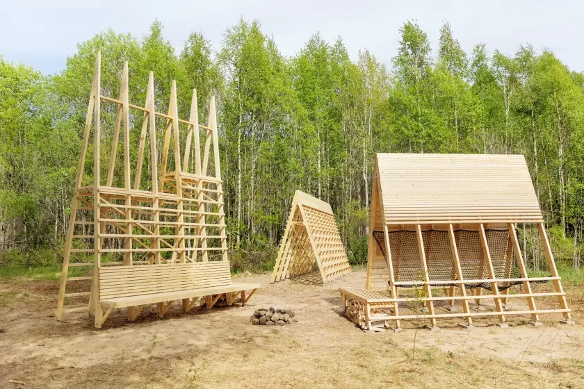 Tre Höga A-formade träkonstruktioner