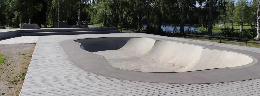 betongbassäng för skateboard, trädäck runt.